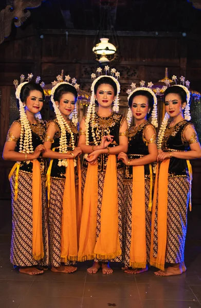 Группа Яванских Танцоров Стоящих Своими Друзьями Жёлтых Костюмах Платках Сцене — стоковое фото