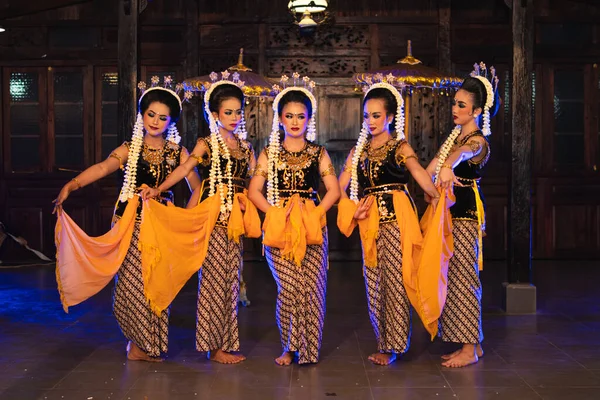 Grupo Bailarines Javaneses Sosteniendo Mantones Amarillos Mientras Bailan Escenario Por —  Fotos de Stock