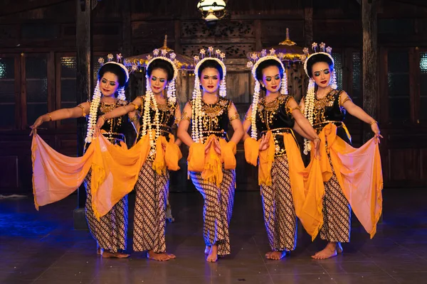 Группа Яванских Танцоров Держащих Желтые Платки Время Танцев Сцене Ночью — стоковое фото