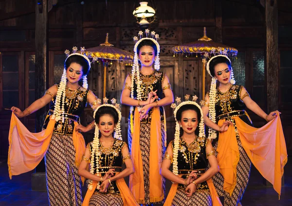 Groupe Danseurs Javanais Pose Dansant Avec Leurs Amis Tout Prenant — Photo