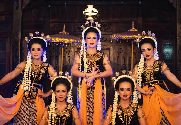 Grupp Javanesiska Dansare Poserar Dansa Med Sina Vänner Medan Tar — Stockfoto