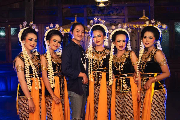 Eine Gruppe Javanischer Tänzer Macht Lustige Gesichter Während Sie Nachts — Stockfoto