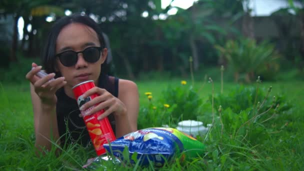 Asiatisk Man Njuter Livet Genom Att Picknick Grön Park Morgonen — Stockvideo