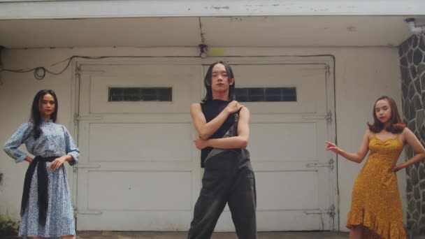 Grupa Azjatyckich Ludzi Zabytkowych Ubraniach Stojących Pozujących Przed Białym Garażem — Wideo stockowe