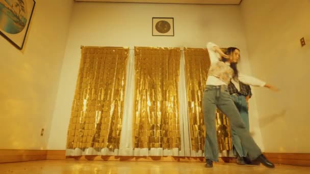 Bir Grup Asyalı Öğleden Sonra Dans Pistinde Parıldayan Altın Perdelerin — Stok video