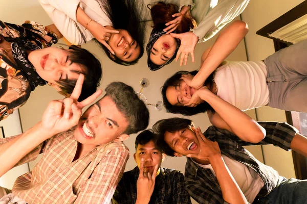 Grupo Adolescentes Asiáticos Formando Círculo Mirando Hacia Abajo Con Caras — Foto de Stock
