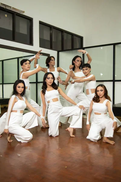 Groupe Adolescents Asiatiques Vêtements Blancs Posant Avec Leurs Amis Sur — Photo