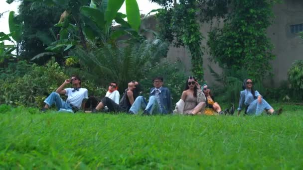 Grupo Adolescentes Asiáticos Relaxando Prado Verde Com Seus Amigos Uma — Vídeo de Stock