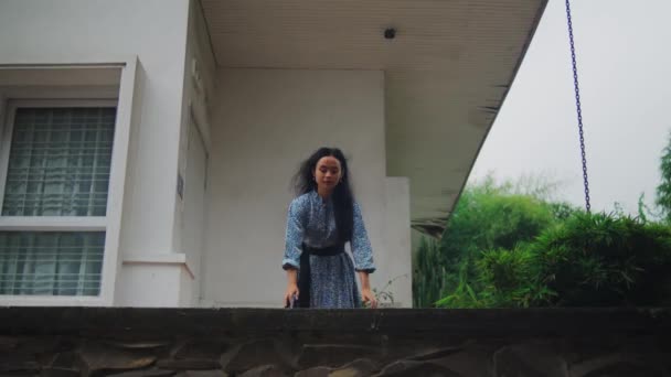 Asyalı Bir Kadın Sabahın Köründe Evin Önündeki Balkon Duvarında Mutlu — Stok video