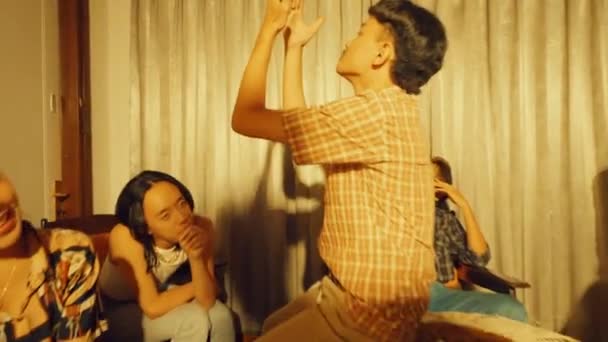 Grupo Adolescentes Asiáticos Comemorando Festa Noturna Baile Dançando Com Seus — Vídeo de Stock