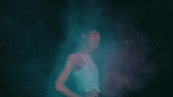 Asyalı Bir Adam Gece Renk Festivali Sırasında Arkadaşları Tarafından Renk — Stok video