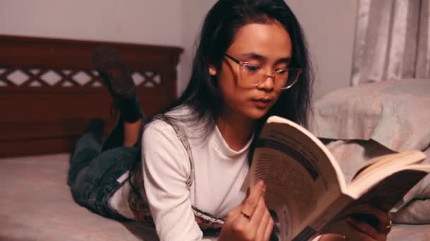 Азіатська Жінка Розслабляється Читає Книгу Ретро Кімнаті Вночі — стокове відео
