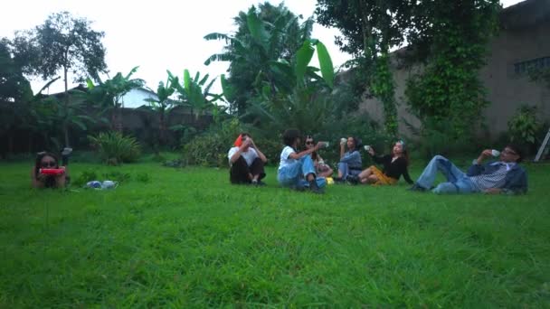 一群亚洲人在一个绿草公园里度假时野餐 — 图库视频影像