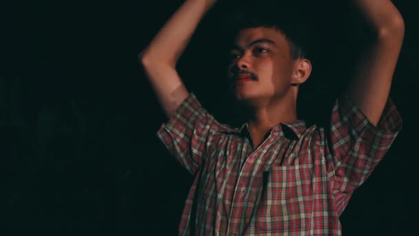 Een Aziatische Man Werd Gegooid Kleurpoeder Door Zijn Vrienden Tijdens — Stockvideo