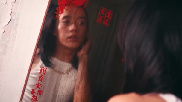Asyalı Bir Adam Gece Bir Odada Aynaya Bakıyor Tutuyor — Stok video