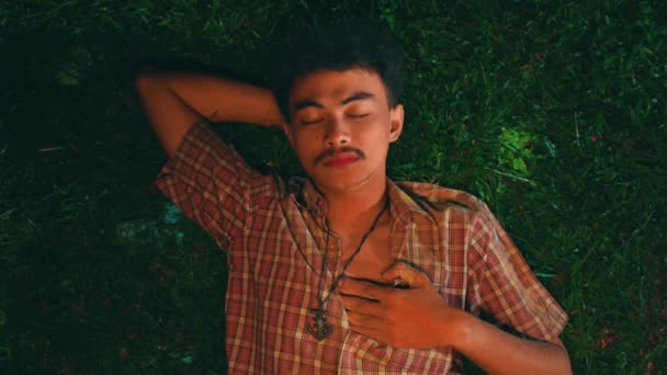 Asijský Muž Pózuje Velmi Sexy Uprostřed Barevného Prášku Který Zasáhne — Stock video