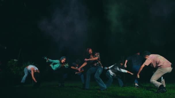 一群身穿老式服装的亚洲人晚上和他们的朋友们一起用彩粉跳舞 — 图库视频影像