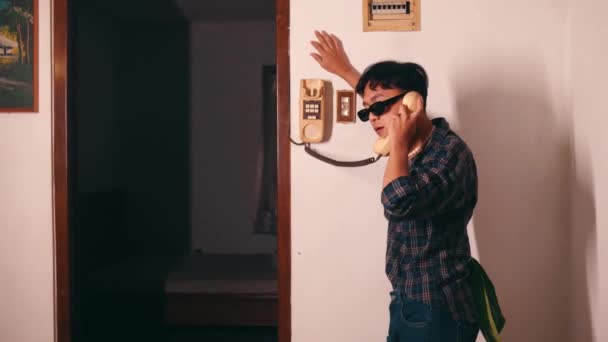 Asiático Homem Com Óculos Sol Está Chamando Seu Amigo Sala — Vídeo de Stock