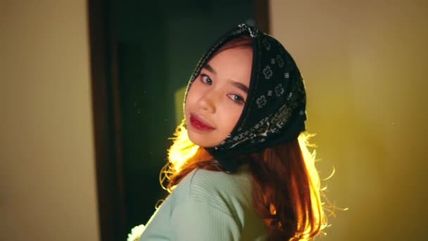 Азіатські Підлітки Позують Старовинному Одязі Камери Великою Впевненістю Вночі — стокове відео