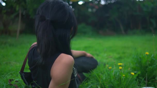 Asiatisk Man Avkopplande Ensam Det Gröna Gräset Med Full Lugn — Stockvideo