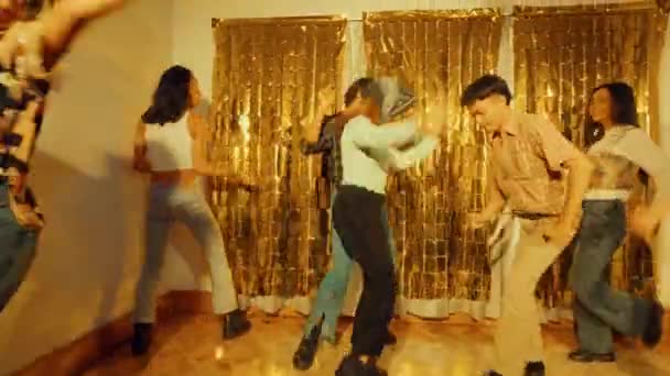 Grupo Asiáticos Festejando Duro Con Sus Amigos Pista Baile Concepto — Vídeos de Stock