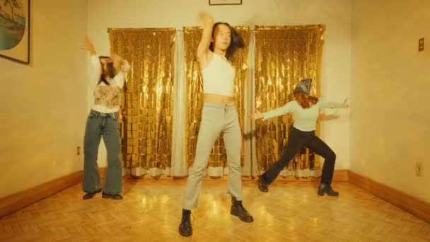 Eine Gruppe Asiaten Tanzt Retro Stil Vor Goldenen Vorhängen Die — Stockvideo