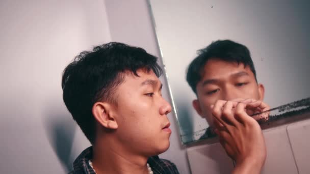 Homem Asiático Está Olhando Segurando Espelho Quarto Noite — Vídeo de Stock