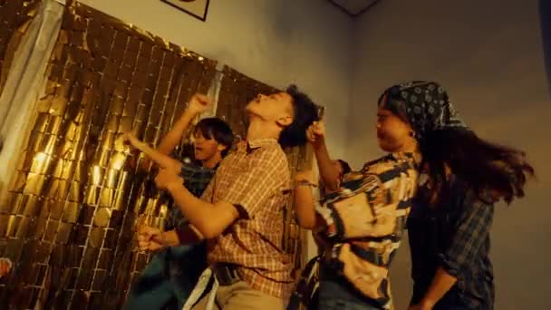 Grupa Azjatyckich Nastolatków Świętujących Bal Maturalny Tańczących Przyjaciółmi Vintage Koncepcji — Wideo stockowe