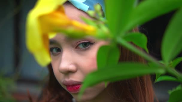Asiatisk Tonåring Sitter Ganska Nära Blommorna Trädgård Morgonen — Stockvideo