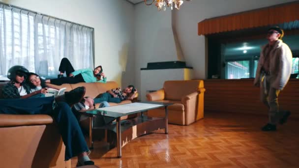 Asyalı Bir Adam Oturma Odasına Girdi Kanepede Uyumakta Olan Arkadaşıyla — Stok video