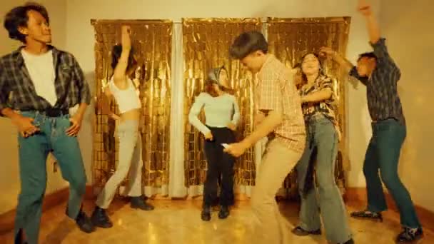 Группа Азиатских Подростков Празднующих Выпускной Вечер Танцующих Своими Друзьями Винтажной — стоковое видео