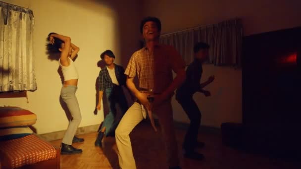 Grupo Hombres Asiáticos Están Bailando Una Habitación Llena Luces Colores — Vídeos de Stock