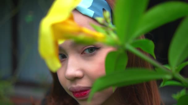 Asiatisk Tonåring Sitter Ganska Nära Blommorna Trädgård Morgonen — Stockvideo