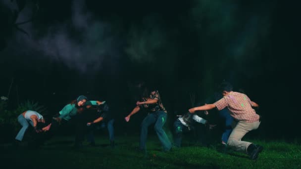 Группа Подростков Танцует Вместе Джинсах Бросает Цветные Порошки Воздух Ночью — стоковое видео