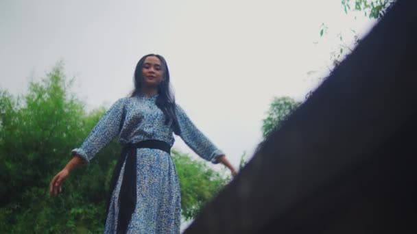 Une Femme Asiatique Marchant Sur Mur Balcon Face Maison Heureusement — Video