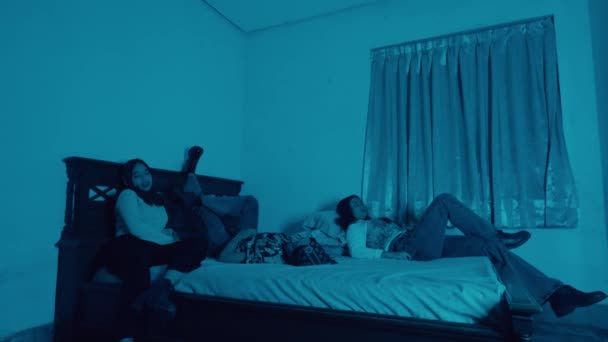 Asyalı Kadın Geceleri Retro Odasında Kitap Okuyor Dinleniyor — Stok video