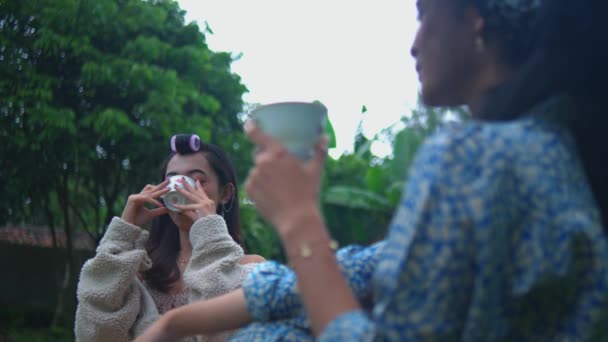 Группа Азиатских Подростков Пьет Чай Своими Друзьями Зеленом Парке Весной — стоковое видео