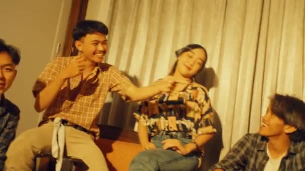 Grupa Azjatyckich Nastolatków Świętujących Bal Maturalny Tańczących Przyjaciółmi Vintage Koncepcji — Wideo stockowe