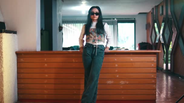 Les Adolescents Asiatiques Posent Dans Des Vêtements Vintage Pour Caméra — Video