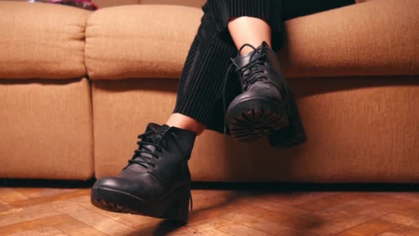 Nohy Asijských Lidí Kteří Nosí Boty Vintage Stylu Vypadají Klasicky — Stock video