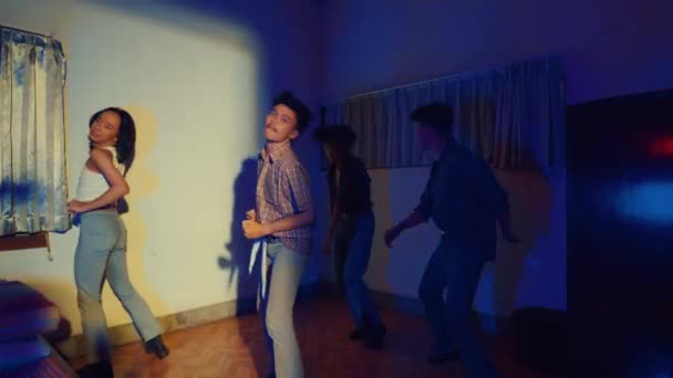 Asyalı Bir Grup Adam Renkli Işıklarla Dolu Bir Odada Arkadaşlarıyla — Stok video