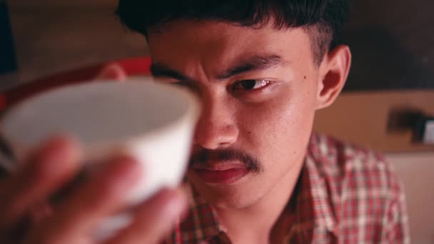 Homem Asiático Segurando Uma Xícara Uma Garrafa Enquanto Olha Para — Vídeo de Stock
