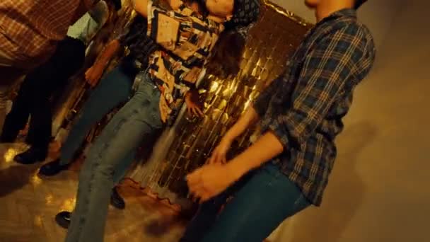 Grupo Pessoas Asiáticas Festejando Duro Com Seus Amigos Pista Dança — Vídeo de Stock
