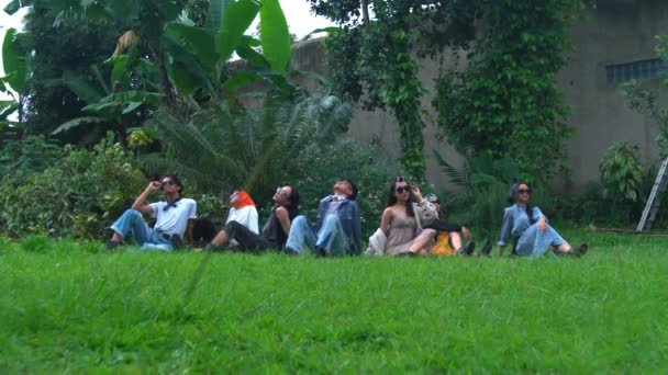 休日に緑の草で公園でピクニックをするアジア人のグループ — ストック動画