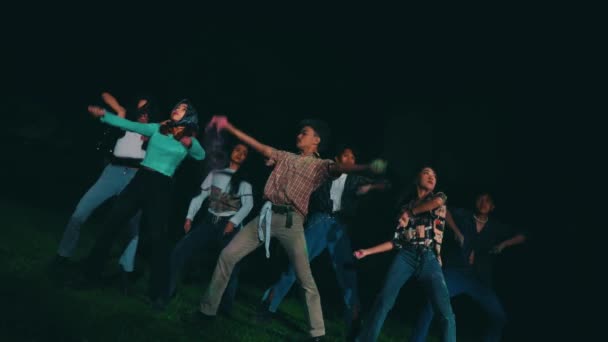 Група Азіатських Підлітків Грають Танцюють Разом Темряві Ночі Кольоровими Порошками — стокове відео