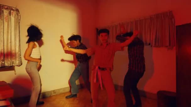 Een Groep Aziatische Mannen Dansen Een Kamer Vol Kleurrijke Lichten — Stockvideo