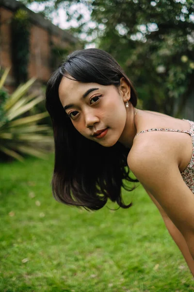 Retrato Uma Mulher Indonésia Com Braços Encaracolados Cabelo Preto Vestindo — Fotografia de Stock