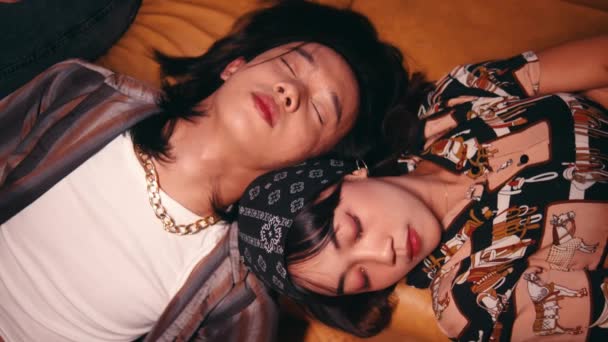 Азіатські Люди Засинають Дивані Дуже Звучно Носячи Ретро Одяг Вітальні — стокове відео