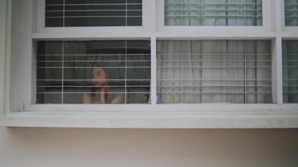 Eine Asiatin Sieht Gelangweilt Aus Während Sie Tagsüber Vor Einem — Stockvideo