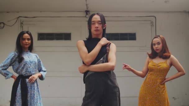 Grupp Asiater Vintagekläder Som Står Och Poserar Framför Ett Vitt — Stockvideo